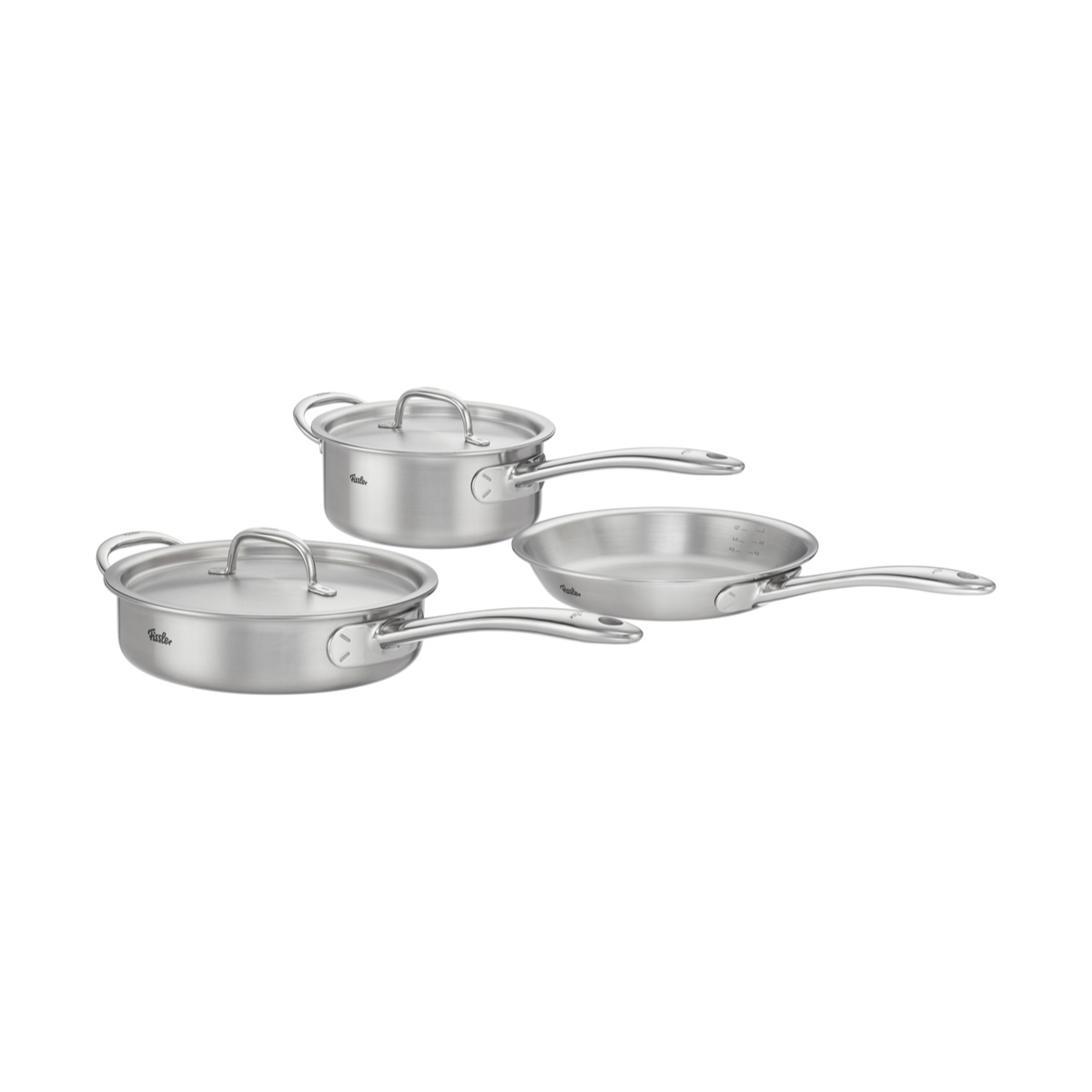 Das Fissler M5 Pro-Ply® 3-teilige Set mit Metalldeckeln umfasst drei hochwertige Edelstahl-Kochgeschirre – einen Stieltopf, eine Pro-Ply-Sautépfanne und eine Bratpfanne – jeweils mit edlen Metalldeckeln und ergonomischen Griffen. Die Töpfe und Pfannen sind auf einem weißen Hintergrund angeordnet. Alle Produkte dieser langlebigen, in Deutschland hergestellten Serie sind induktionsgeeignet und garantieren professionelle Ergebnisse auf jedem Herd – ein Sinnbild für Fisslers Präzision, Innovationskraft und
