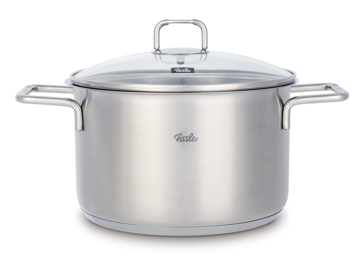 Fissler SatiTherm 5-teiliges Topf-Set aus Edelstahl, zeitlos designt, mit Glasdeckeln und Logo, auf weißem Hintergrund gezeigt.
