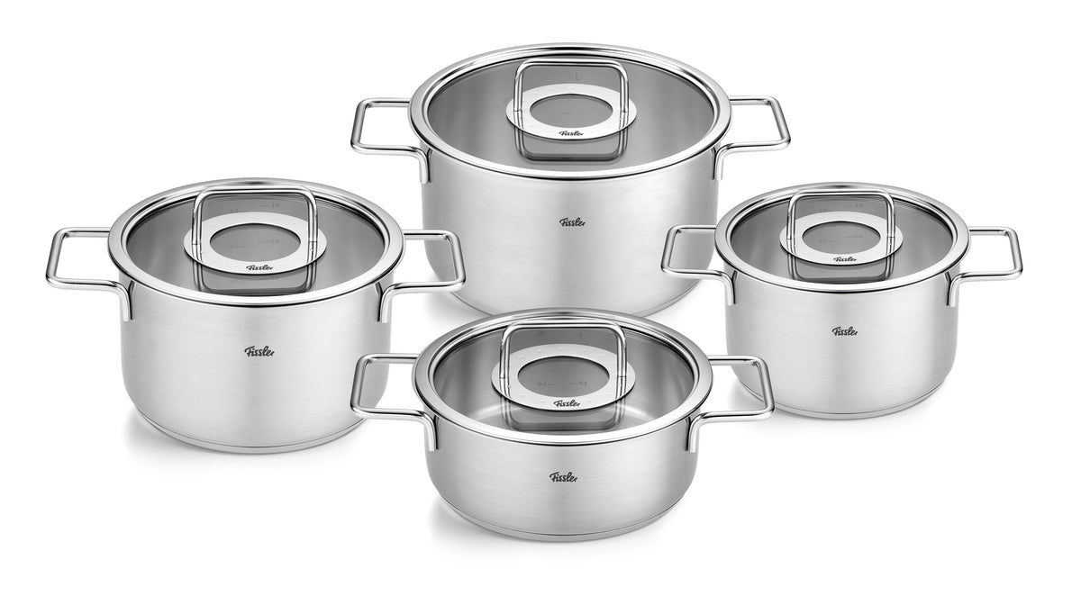 Fissler Pure Collection® 4-teiliges Topfset aus Edelstahl mit Glasdeckeln, präzisionsgefertigt, auf weißem Grund. Hergestellt in Deutschland.