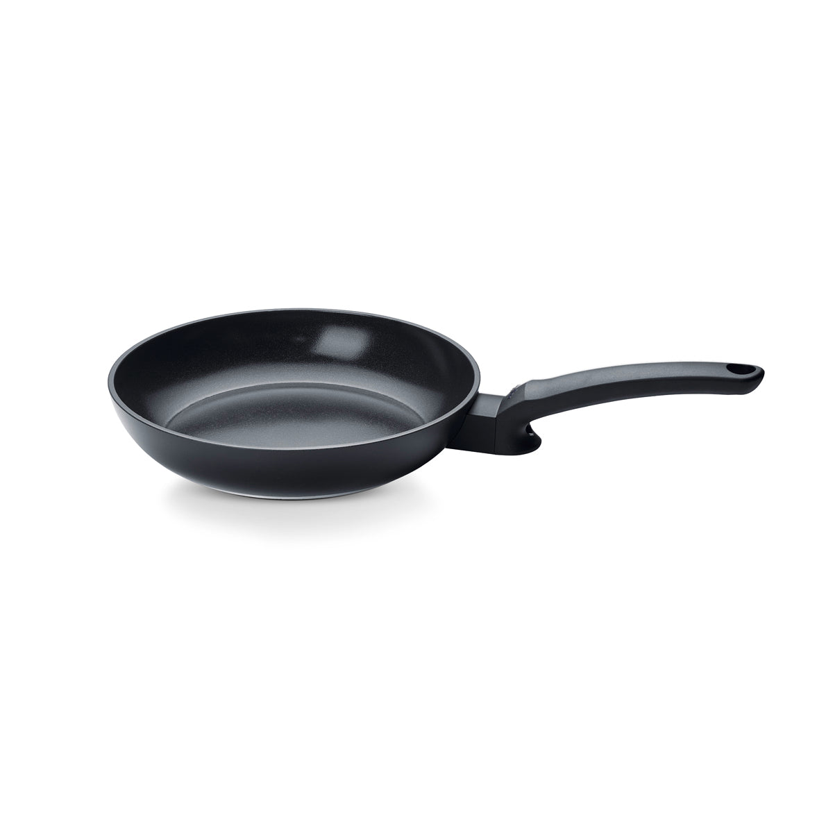 Die Fissler Ceratal® Evo Classic Pfanne, schwarze keramische Antihaftbeschichtung mit langem Griff, PFAS-frei, modernes Design auf weißem Grund.