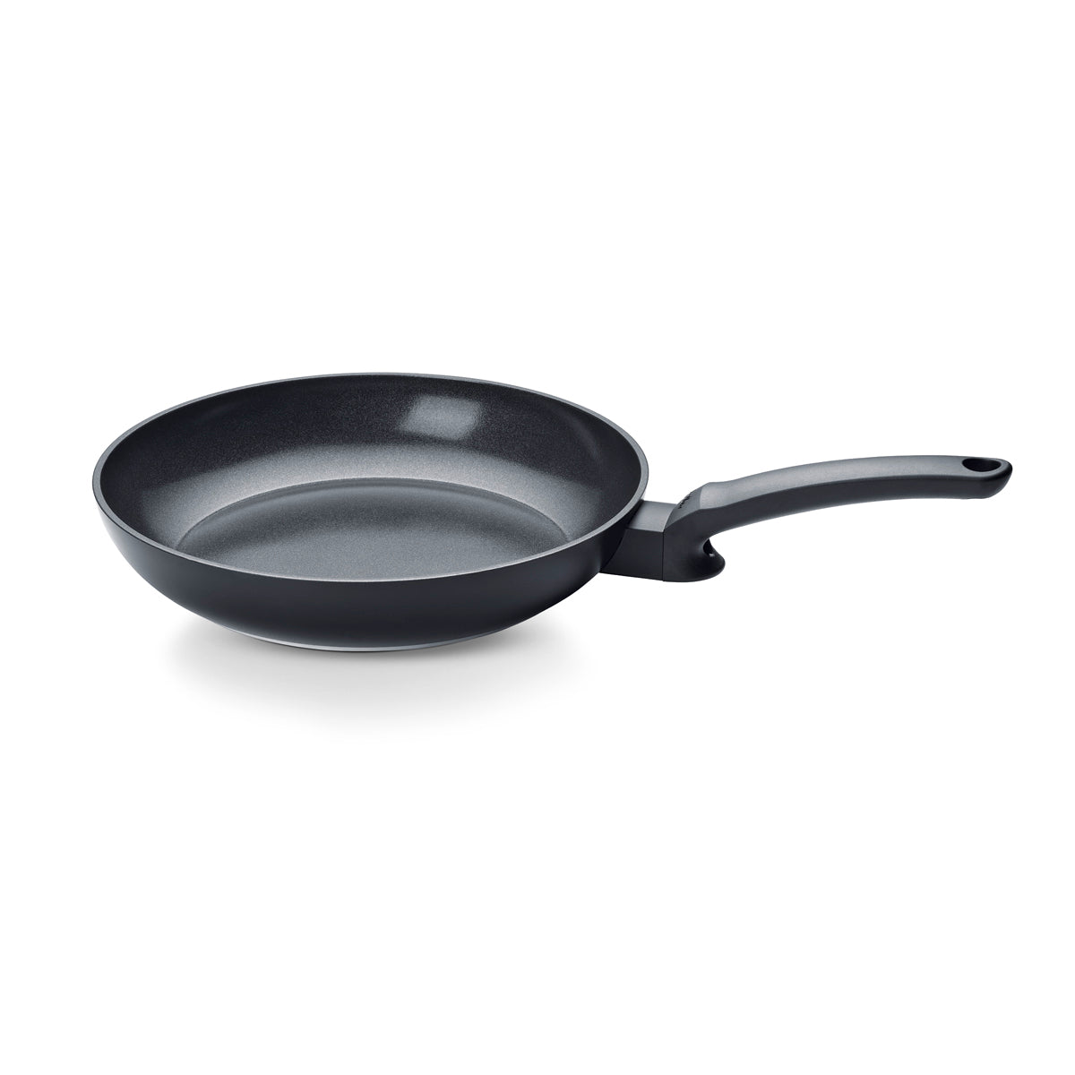 Fissler Ceratal® Evo Classic Pfanne: schwarze PFAS-freie Antihaft-Pfanne, gebogener Griff. Modernes deutsches Design. Präzise gefertigte Qualität.