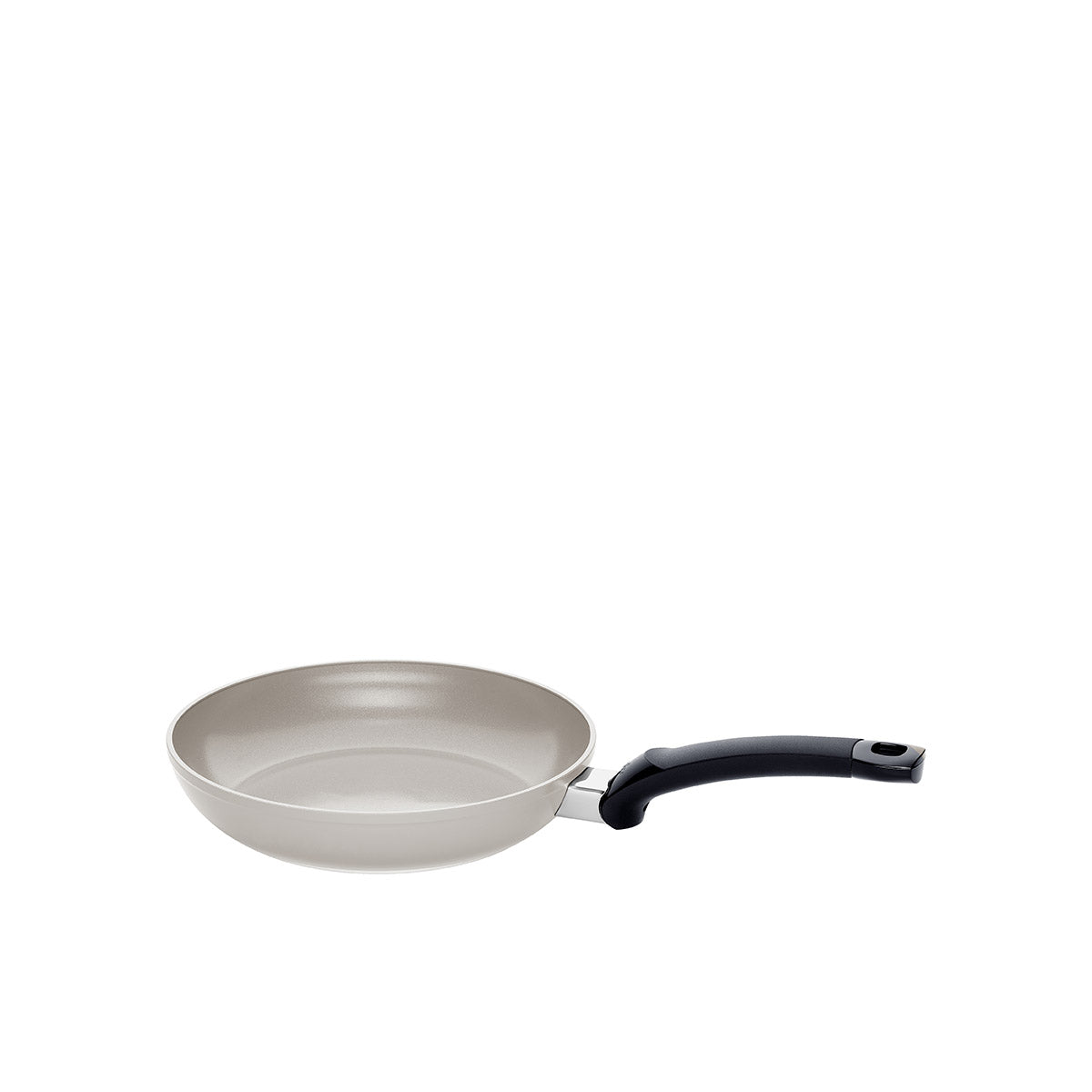 Die Fissler Ceratal® Classic Pfanne, Made in Germany, mit keramischer Antihaftbeschichtung und schwarzem Griff, abgebildet auf weißem Grund.