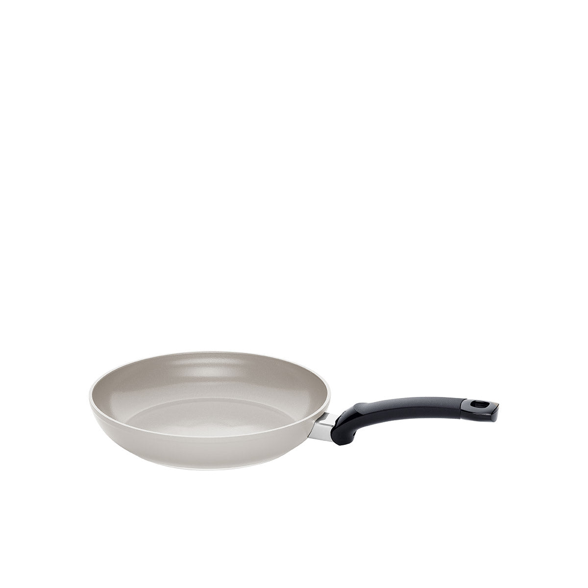 Fissler Ceratal® Classic Pfanne: In Deutschland hergestellte Antihaft-Pfanne aus PTFE-freier Keramik, hellgraue Oberfläche, schwarzer Griff, auf weißem Grund.