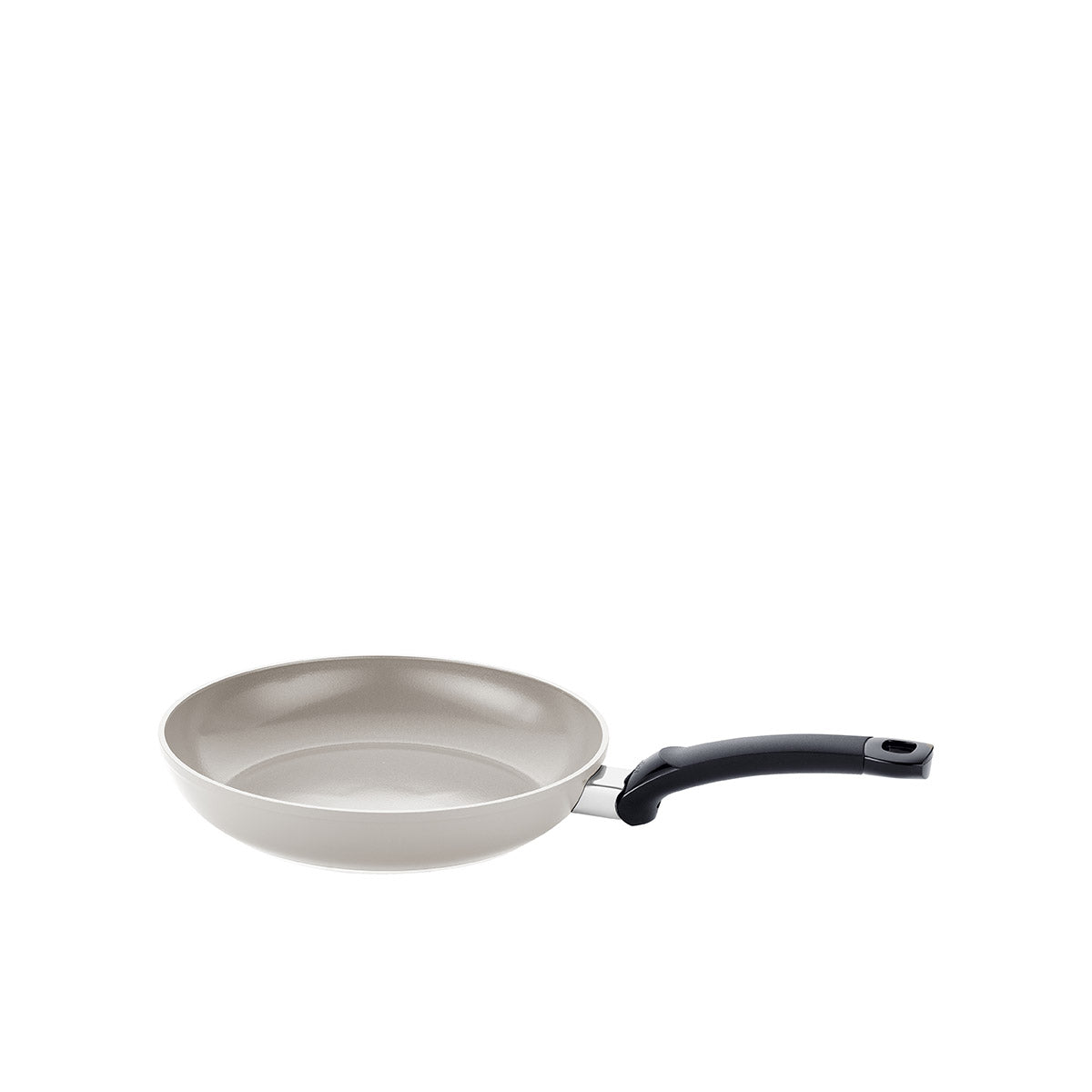 Fissler Ceratal® Classic Pfanne, Antihaft-Keramik, helle Töne, schwarzer ergonomischer Griff - zeitlose deutsche Qualität auf weißem Grund.