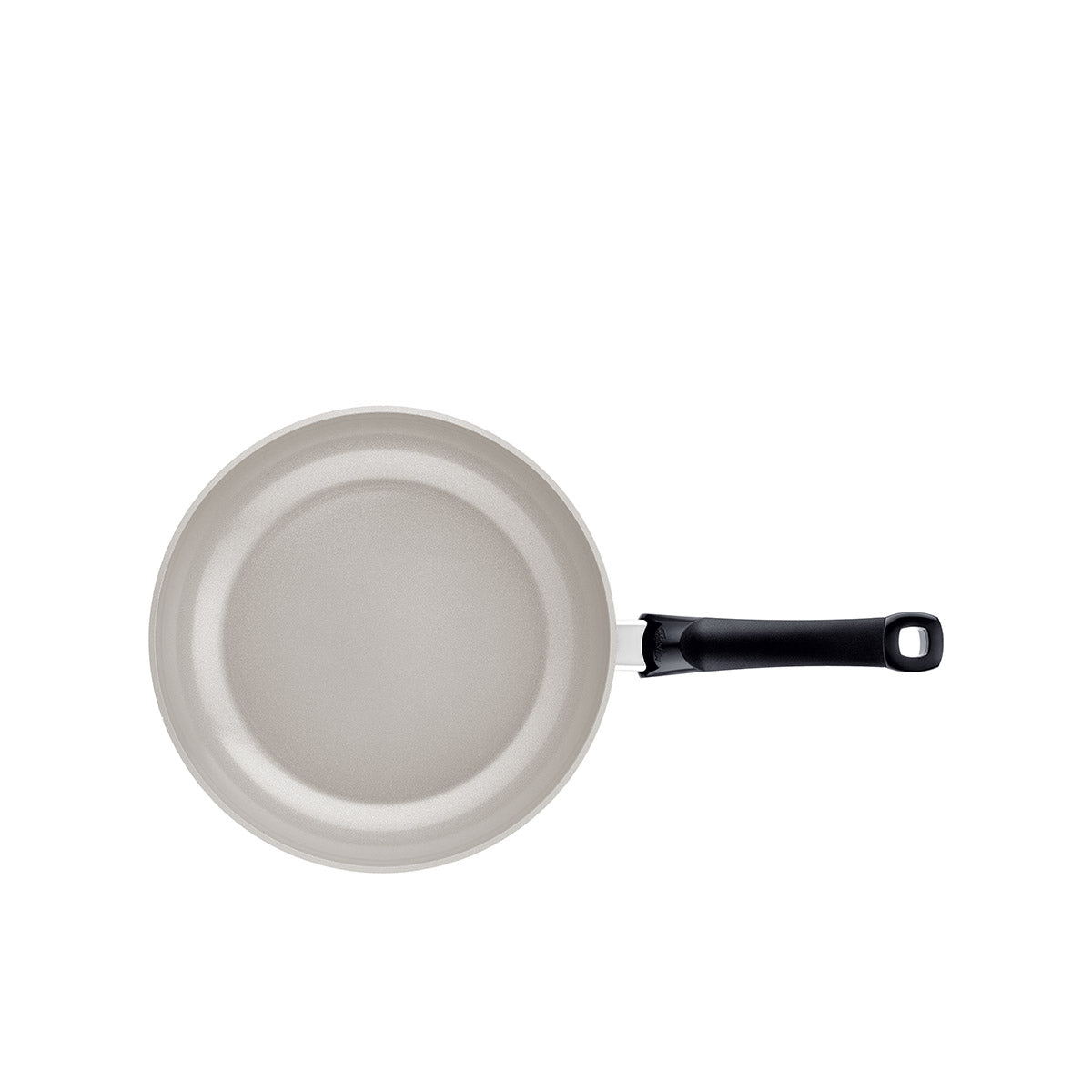 Draufsicht auf eine Fissler Ceratal® Classic Keramikpfanne mit schwarzem Griff, die deutsche Ingenieursqualität auf weißem Hintergrund zeigt.
