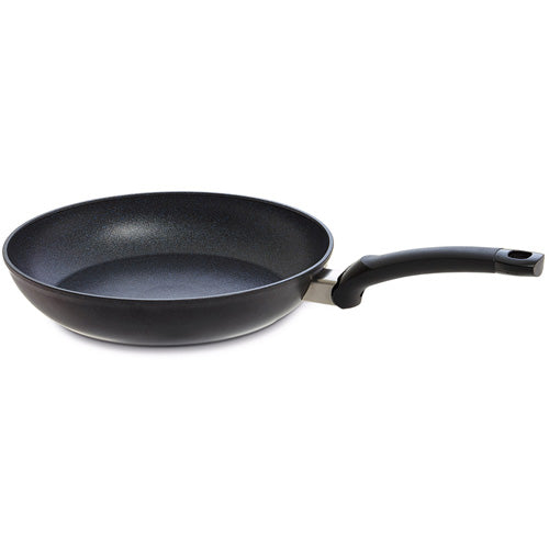 Fissler Adamant® Classic Pfanne, antihaftbeschichtet und kratzfest, schlankes schwarzes Design, Qualität und Langlebigkeit aus deutscher Produktion auf weißem Grund.