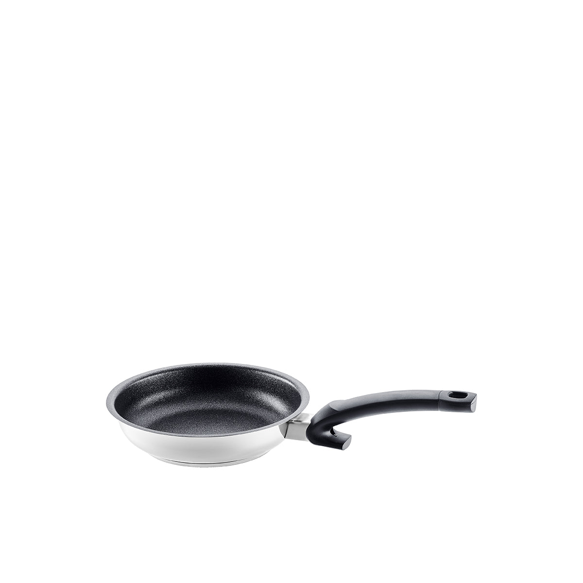 Die Fissler Adamant® Premium Pfanne mit kratzfester Antihaftbeschichtung und Edelstahl 18/10 Boden, Griff rechts, auf weiß.