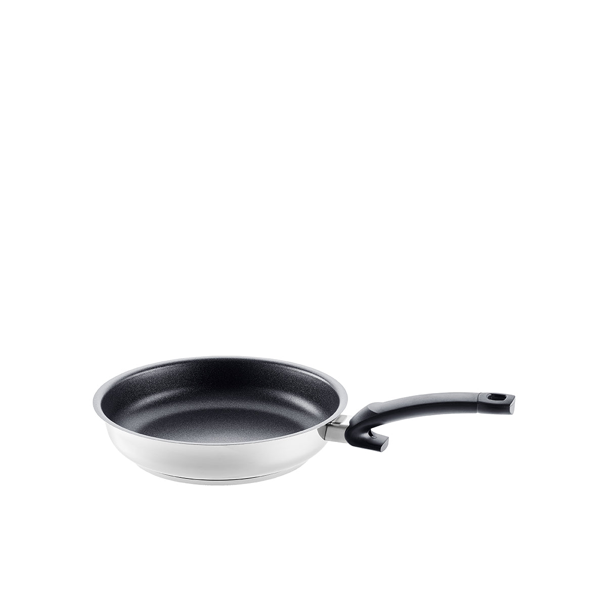 Fissler Adamant® Premium Pfanne, 18/10 Edelstahl, kratzfeste Antihaft-Beschichtung, ergonomischer Griff vor weißem Hintergrund.