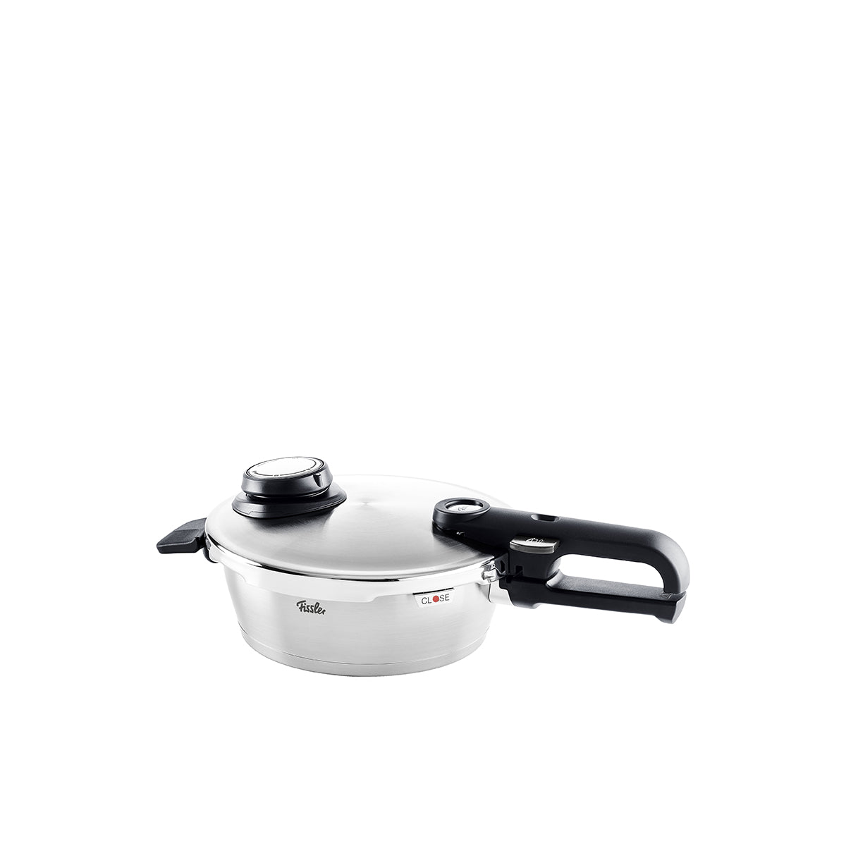 Die Vitavit® Premium Schnellbratpfanne aus hochwertigem Edelstahl 18/10 von Fissler, mit ergonomischem schwarzen Griff und sicherer Deckelverriegelung, präsentiert sich vor einem schlichten weißen Hintergrund – ein Beispiel für präzise Ingenieurskunst, Langlebigkeit und zeitloses Design „Made in Germany“.