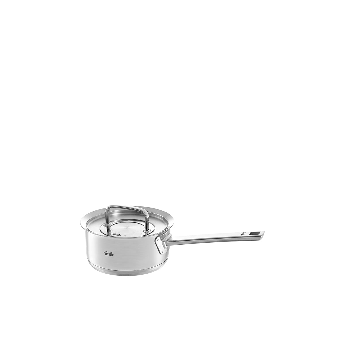 Die Fissler Original-Profi Collection® Stielkasserolle, 16 cm, aus Edelstahl, mit Metalldeckel und langem Griff vor Weiß.