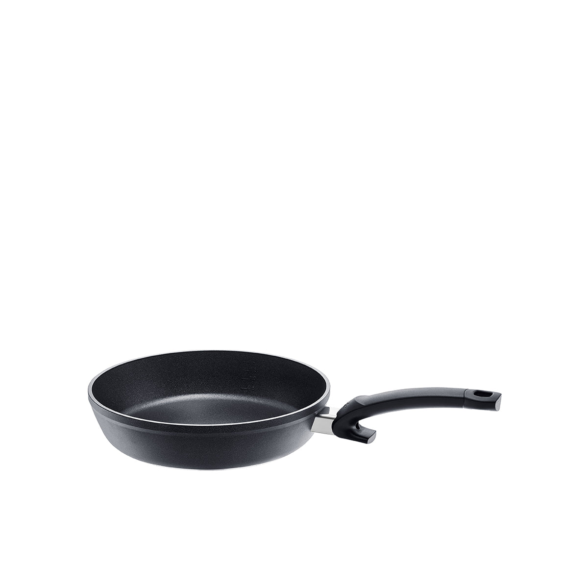 Die Fissler Levital®+ Comfort Pfanne - präzisionsgefertigte Antihaft-Pfanne mit gebogenem Griff, Made in Germany. Abgebildet auf weißem Hintergrund.