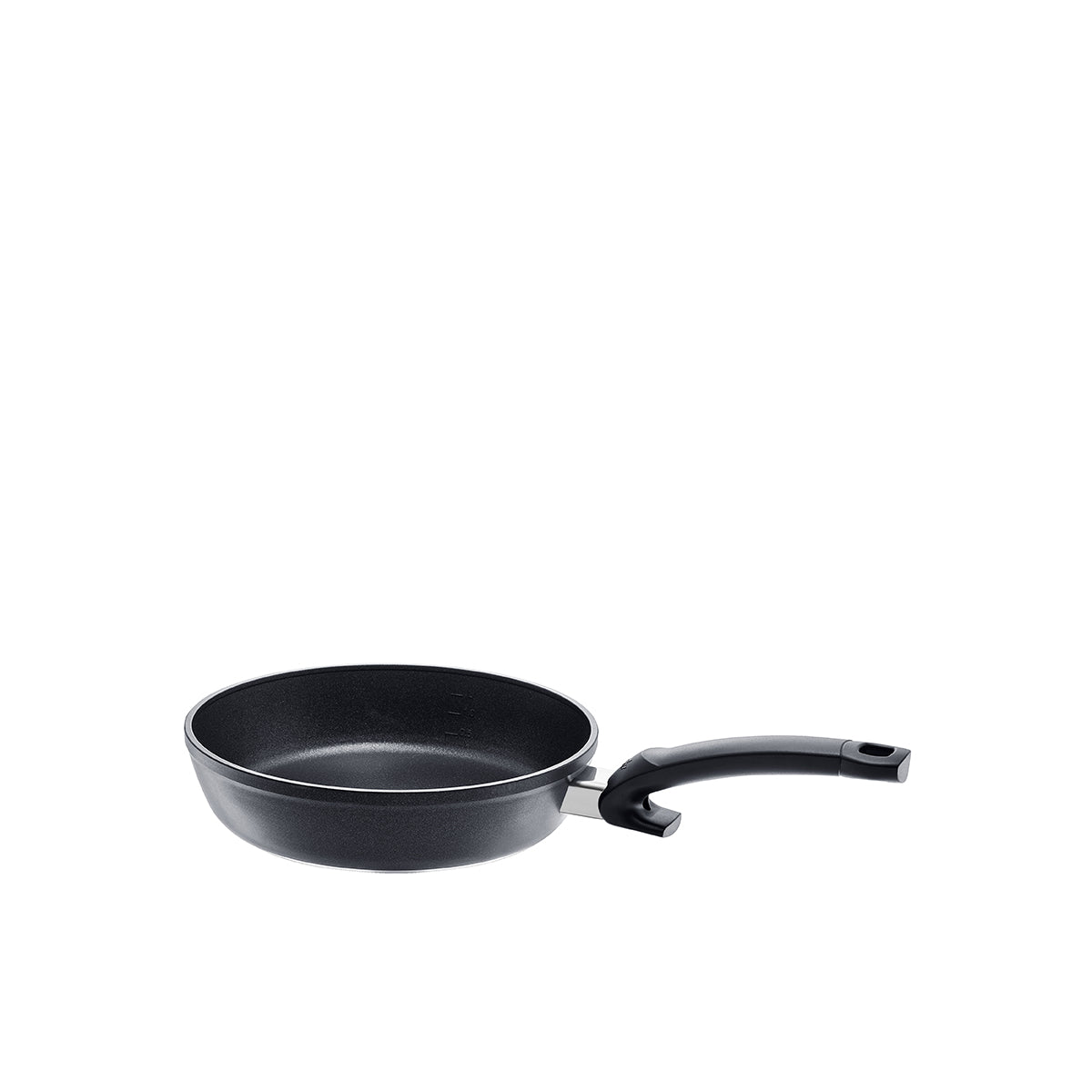 Fissler Levital®+ Comfort Pfanne mit geschwungenem Griff, die mit deutscher Präzision und zeitlosem Design auf weißem Grund überzeugt.