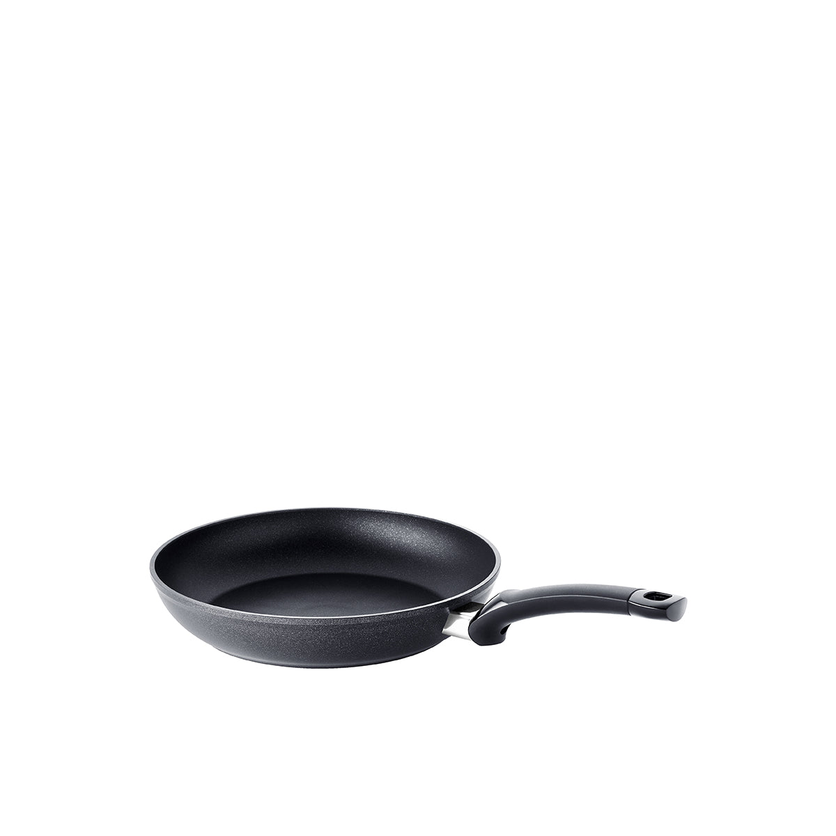 Fissler Levital®+ Classic Bratpfanne aus schwarzem, recyceltem Aluminium, modern geschwungener Griff, auf weißem Grund; Qualität aus deutscher Produktion.