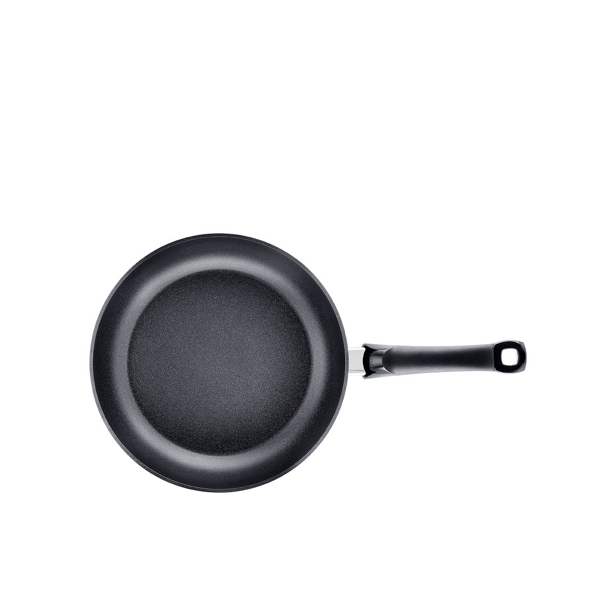 Fissler Levital®+ Classic Pan, schwarz, recyceltes Aluminium, langer Griff. Modernes, langlebiges deutsches Design. Ansicht von oben auf weißem Hintergrund.