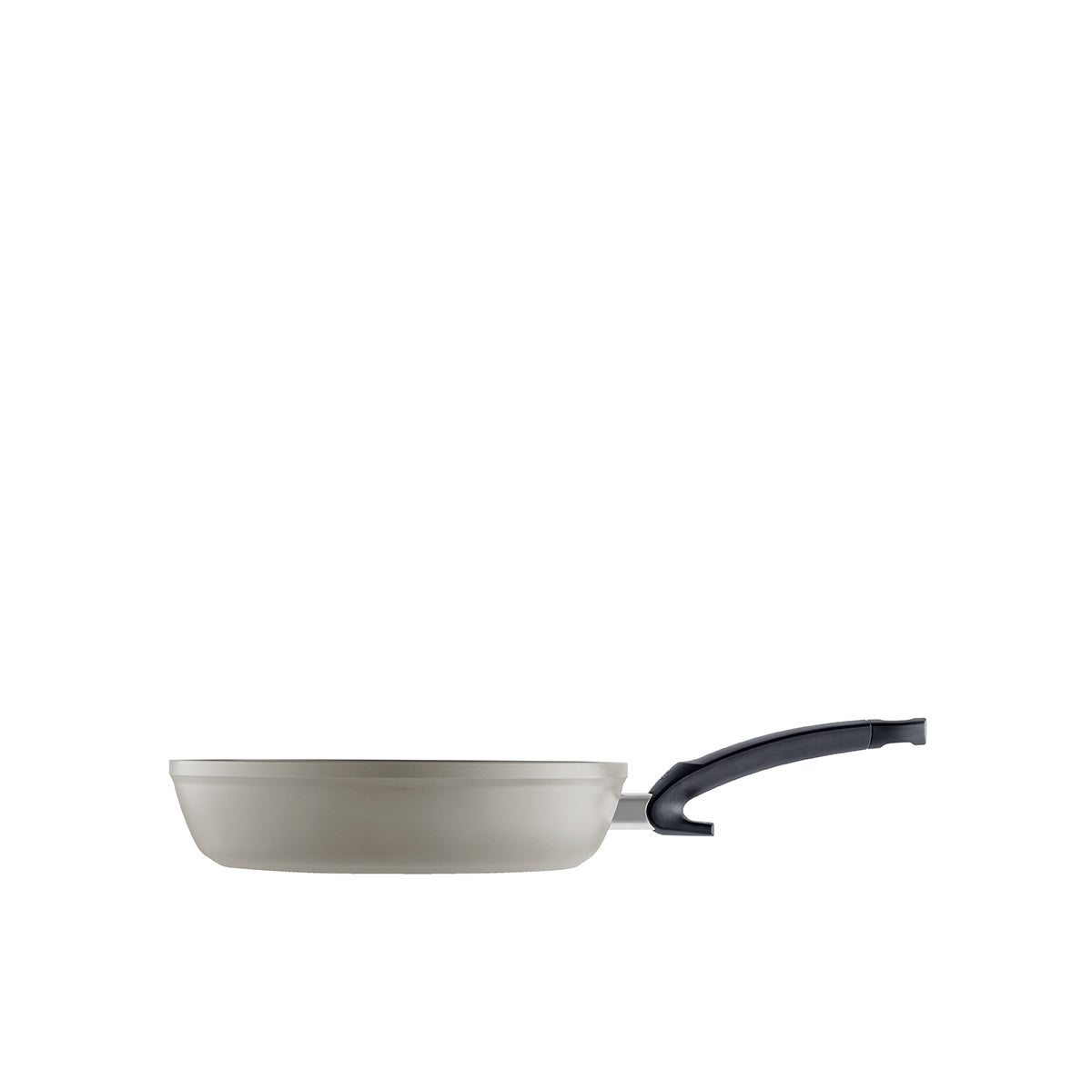 Fissler Ceratal® Comfort Bratpfanne in grau mit PTFE-freier Keramikbeschichtung, schwarzer Griff - zeitloses deutsches Design auf weißem Grund.