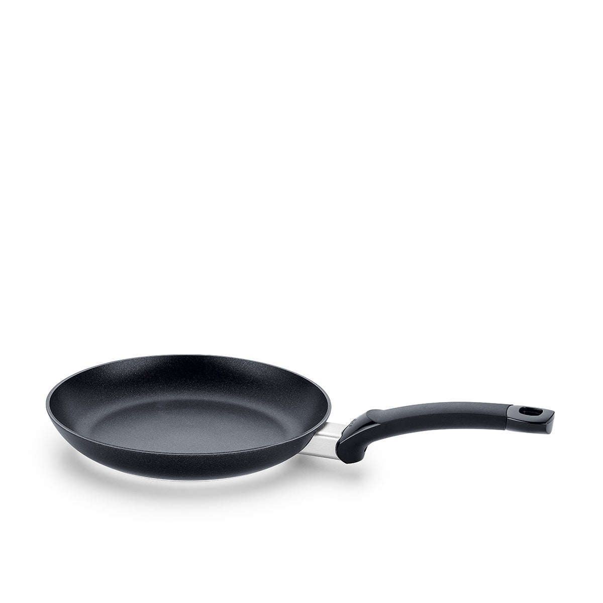 Fissler Levital®+ Flache Pfanne-Deutsche Präzisions-Antihaftbeschichtung mit gebogenem Griff, flachem Boden und erhöhtem Rand auf weißem Grund.