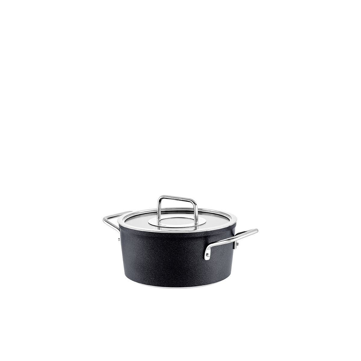 Fissler Adamant® Kochtopf, klein, mit Glasdeckel und silbernen Griffen. Kratzfest. Modernes deutsches Design auf weißem Hintergrund.