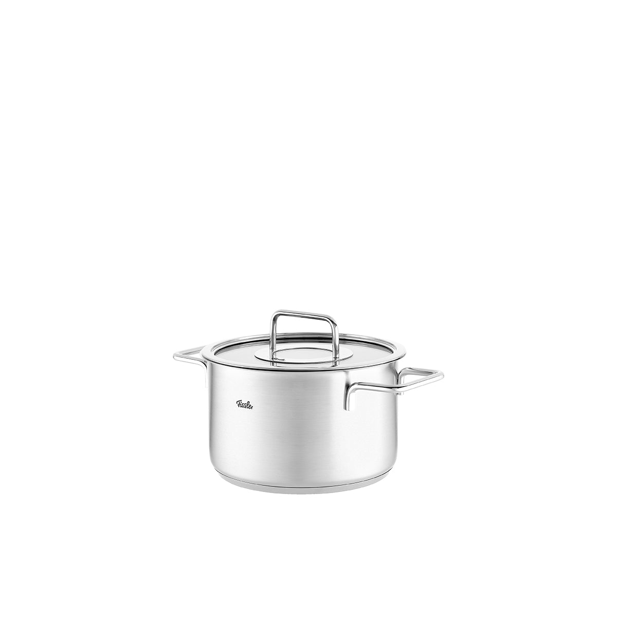 Fissler Pure Collection Kochtopf mit Glasdeckel, made in Germany, langlebiger Edelstahltopf mit zwei Griffen auf weißem Grund.