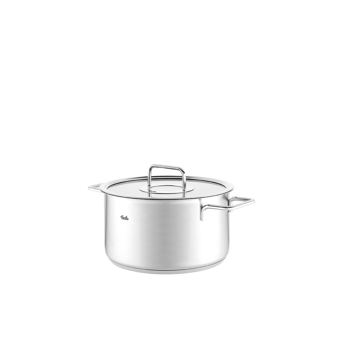 Fissler Pure Collection Kochtopf mit Glasdeckel, deutscher Edelstahltopf mit zwei Griffen, auf weißem Grund.