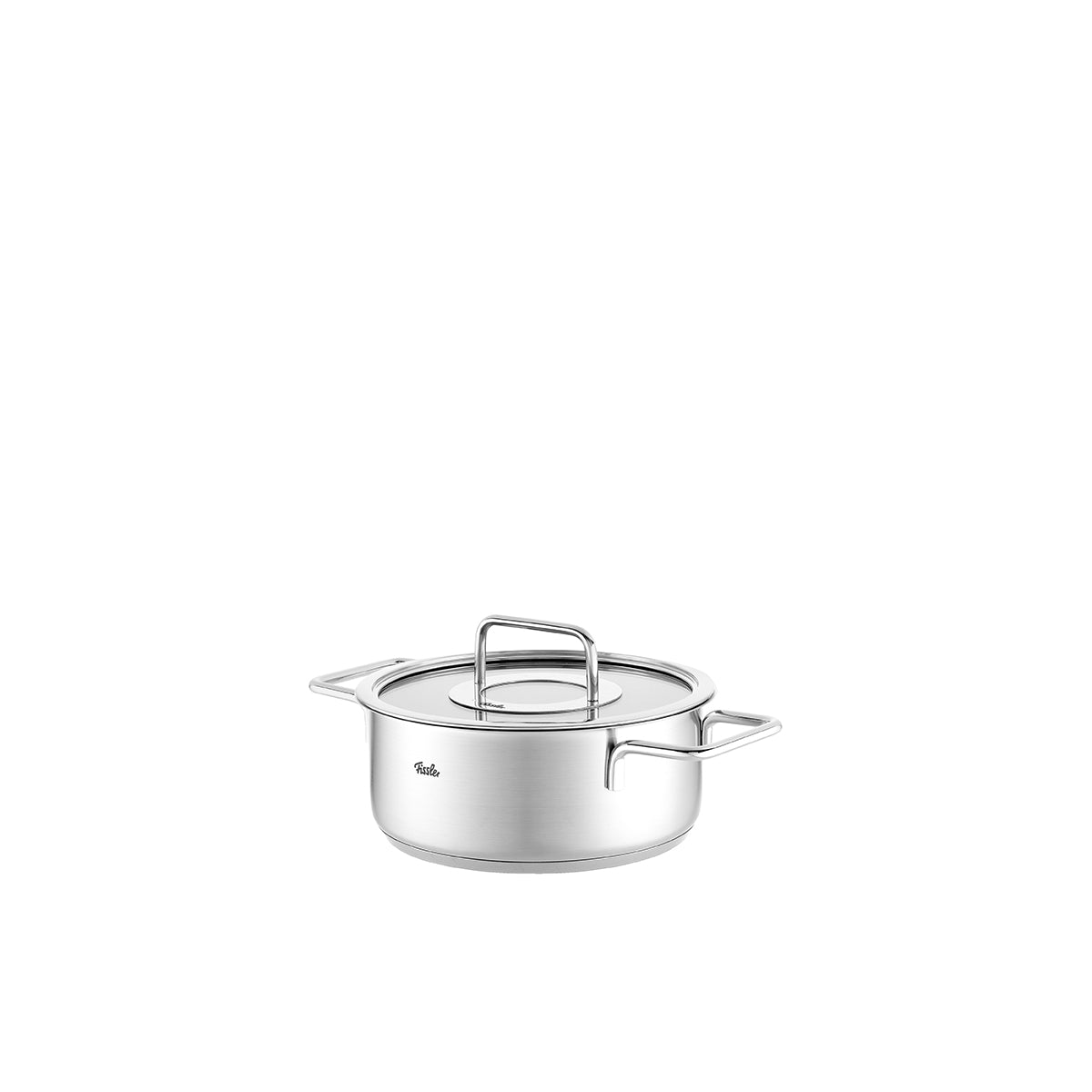 Fissler Pure Collection Bratentopf mit Glasdeckel, traditioneller deutscher Edelstahl, modernes Design, zwei Griffe auf weißem Grund.