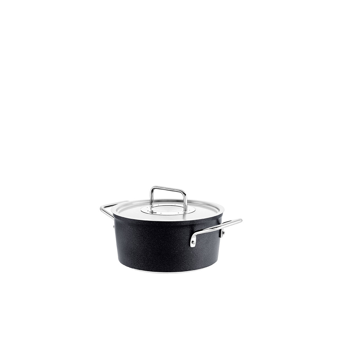 Fissler Adamant® Kochtopf, kratzfest & antihaft, mit Metalldeckel und Griffen - Qualität "Made in Germany" vor weißem Hintergrund.