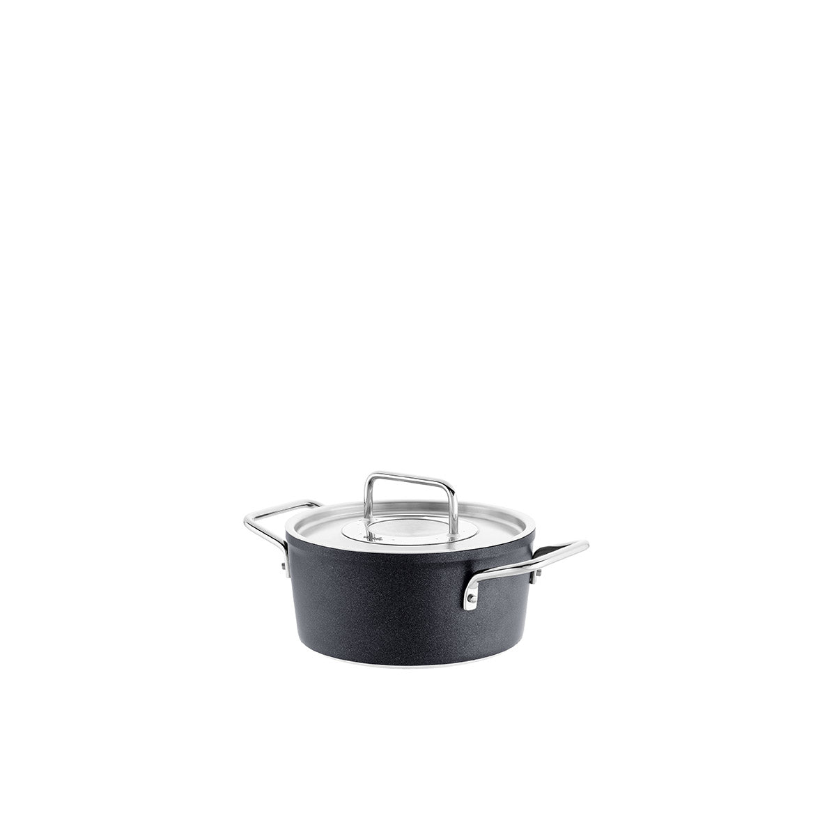 Kleiner schwarzer Fissler Adamant®-Topf mit Metalldeckel und Griffen, langlebige Antihaftbeschichtung, Präzisionsfertigung in Deutschland, auf weißem Hintergrund.