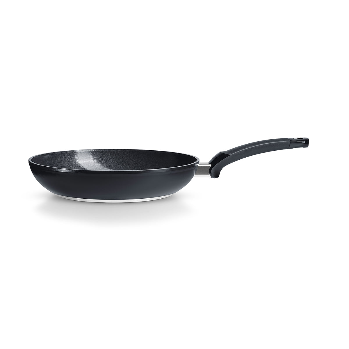 Fissler Ceratal® Classic Pfanne Orbitschwarz, schwarze keramische Antihaft-Pfanne mit silbernem Boden, langer Griff. PFAS/PTFE-frei.