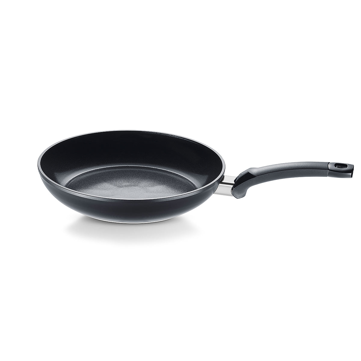 Fissler Ceratal® Classic Pfanne in Orbitschwarz, PFAS/PTFE-freie Keramik, ergonomischer Griff. Präzisionsfertigung in Deutschland.