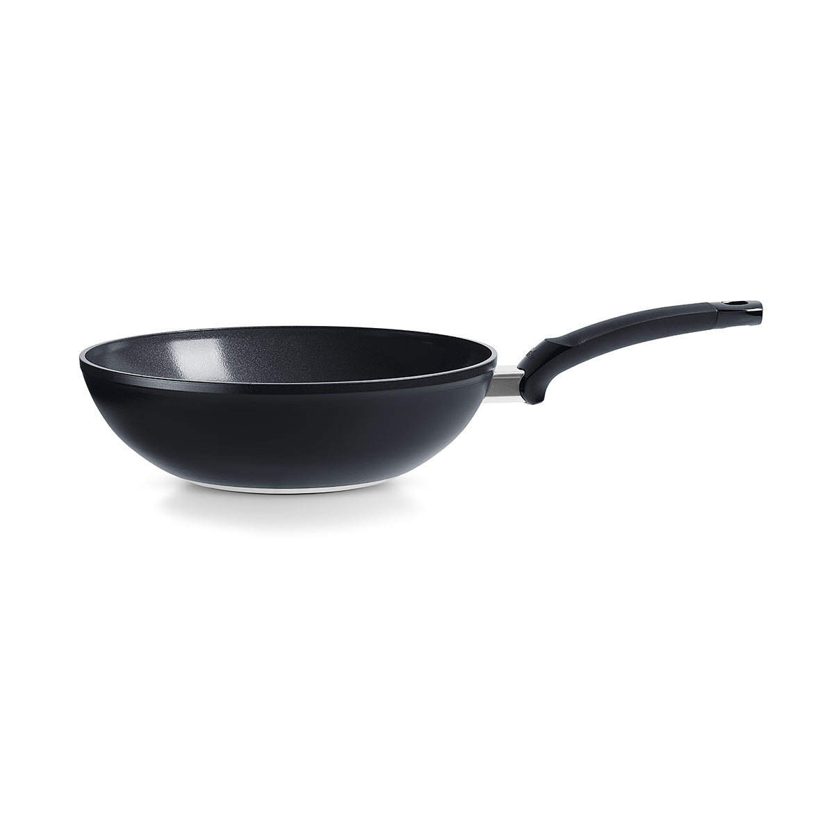 Fissler Ceratal® Wok Orbitschwarz mit schwarzer Keramik-Antihaftbeschichtung, ergonomischer Griff, abgebildet auf weiß. Hergestellt in Deutschland. Zeitloses Design.