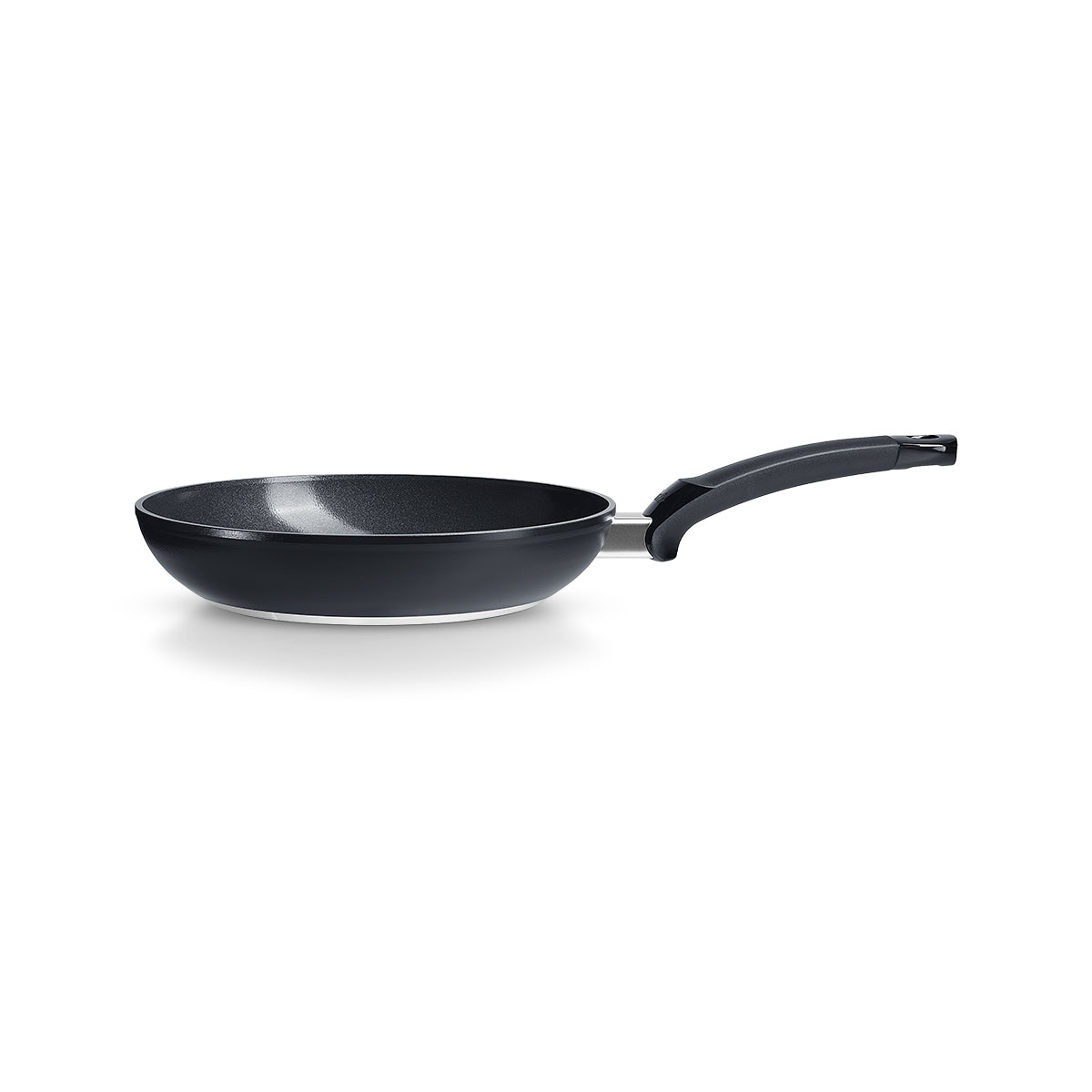Fissler Ceratal® Classic Pfanne Orbitschwarz-PFAS/PTFE-frei, deutsche Pfanne mit gebogenem Griff. Abgebildet auf weißem Hintergrund.