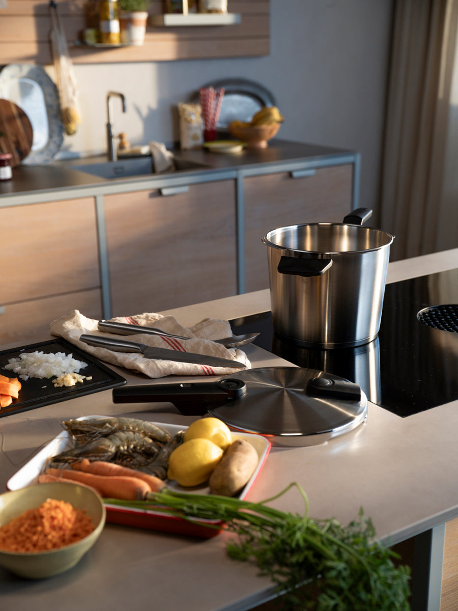 In einer modernen Küche steht das Fissler Vitaquick® Premium 2-tlg. Schnellkochtopf-Set inmitten frischer Zutaten, bereit zum schnellen, gesunden Kochen.