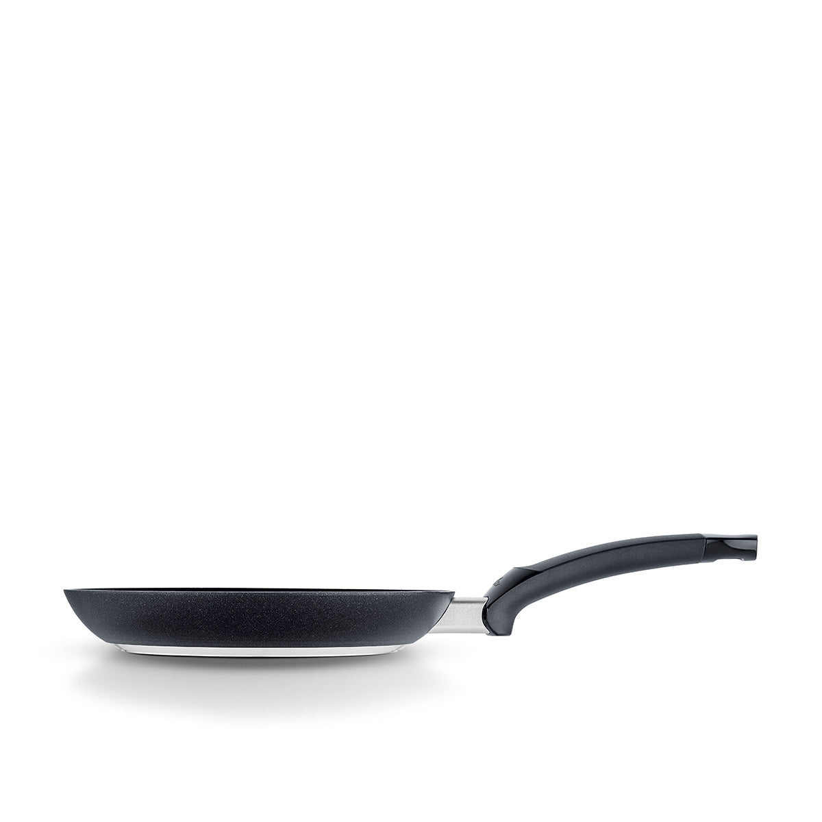 Seitenansicht einer schwarzen Fissler Levital®+ Flachpfanne mit gebogenem Griff. Präzisionsfertigung in Deutschland für Qualität und Langlebigkeit.