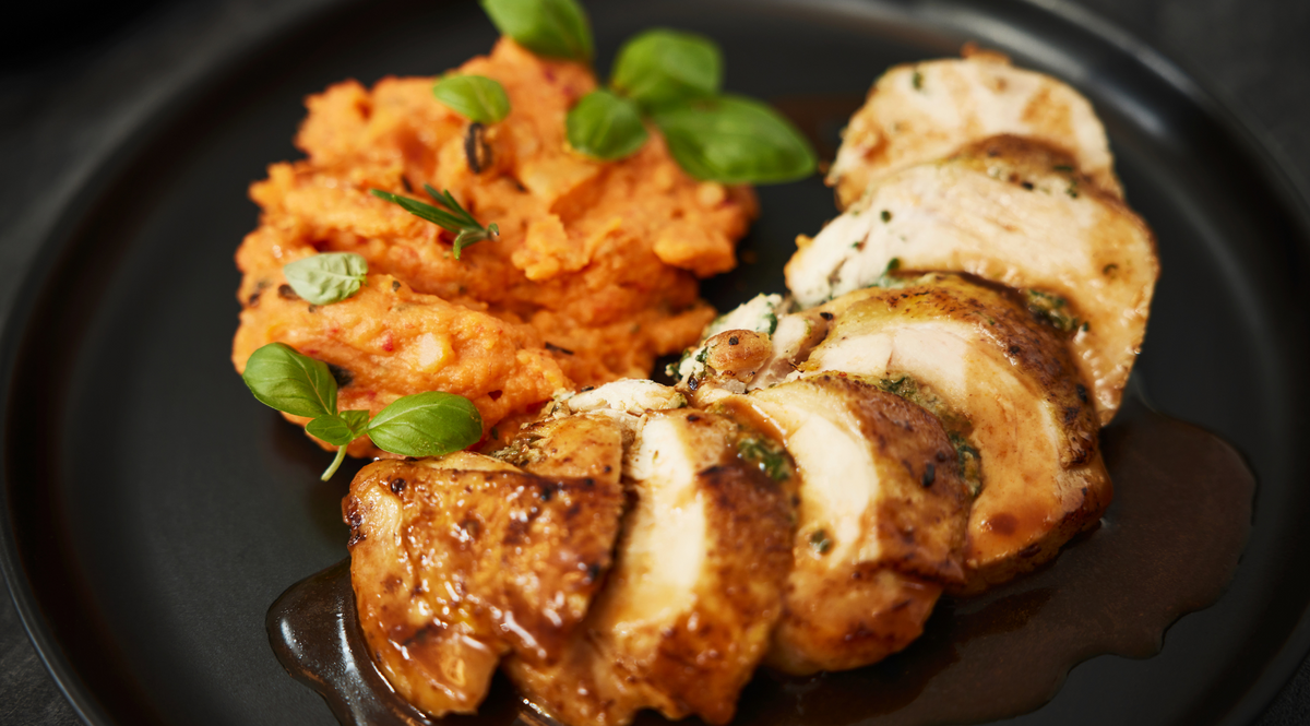 gebratene-maispoulardenbrust-mit-spinat-frischkaese-fuellung-und-ajvar-kartoffelstampf