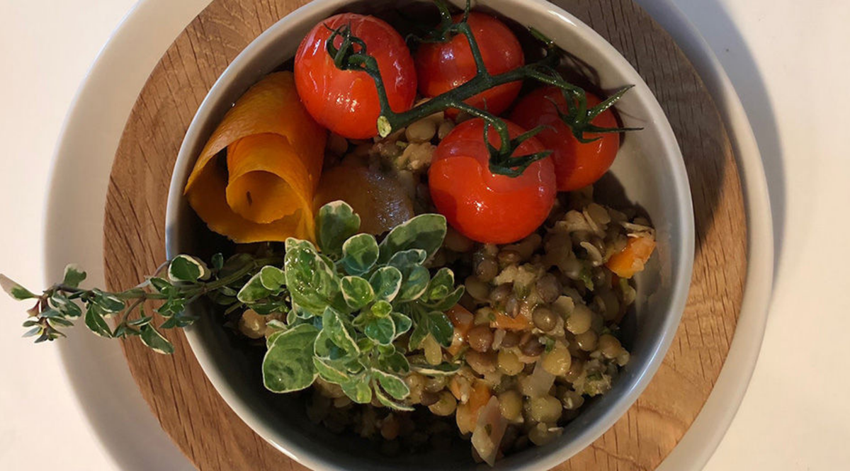 suess-saure-linsen-mit-kraeuter-und-geschmolzenen-cherrytomaten