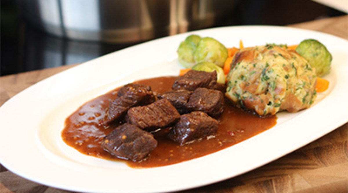 weihnachtliches-gulasch-mit-semmelknoedeln