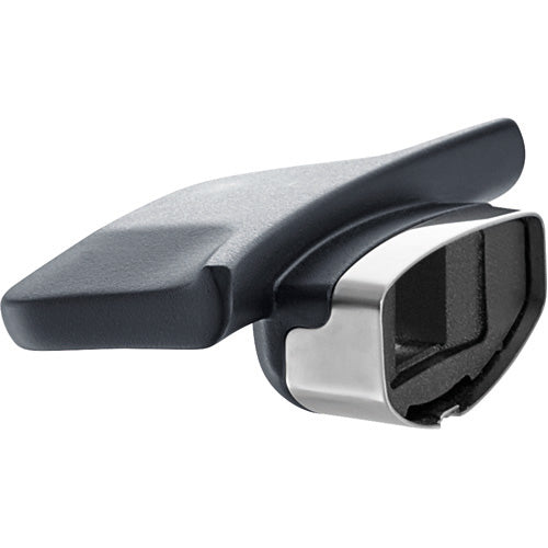 Nahaufnahme des Fissler Vitavit® Premium 26 cm Schnellkochtopfes, mit modernem schwarz-silbernen Design und ergonomischem Griff, Made in Germany.