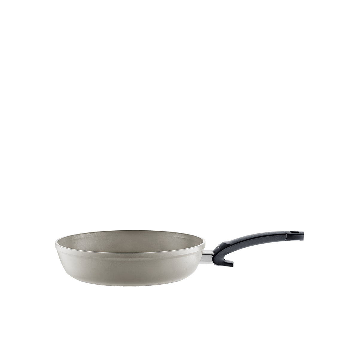Fissler Ceratal® Comfort Pan in grau mit Keramikbeschichtung, PTFE-frei, schwarzer Griff. Modernes deutsches Design auf weißem Grund.