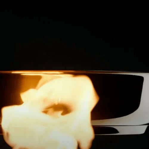 Eine Nahaufnahme einer Fissler-Edelstahlpfanne mit aufsteigenden Flammen, die die präzise Technik und Haltbarkeit der Pfanne verdeutlichen.