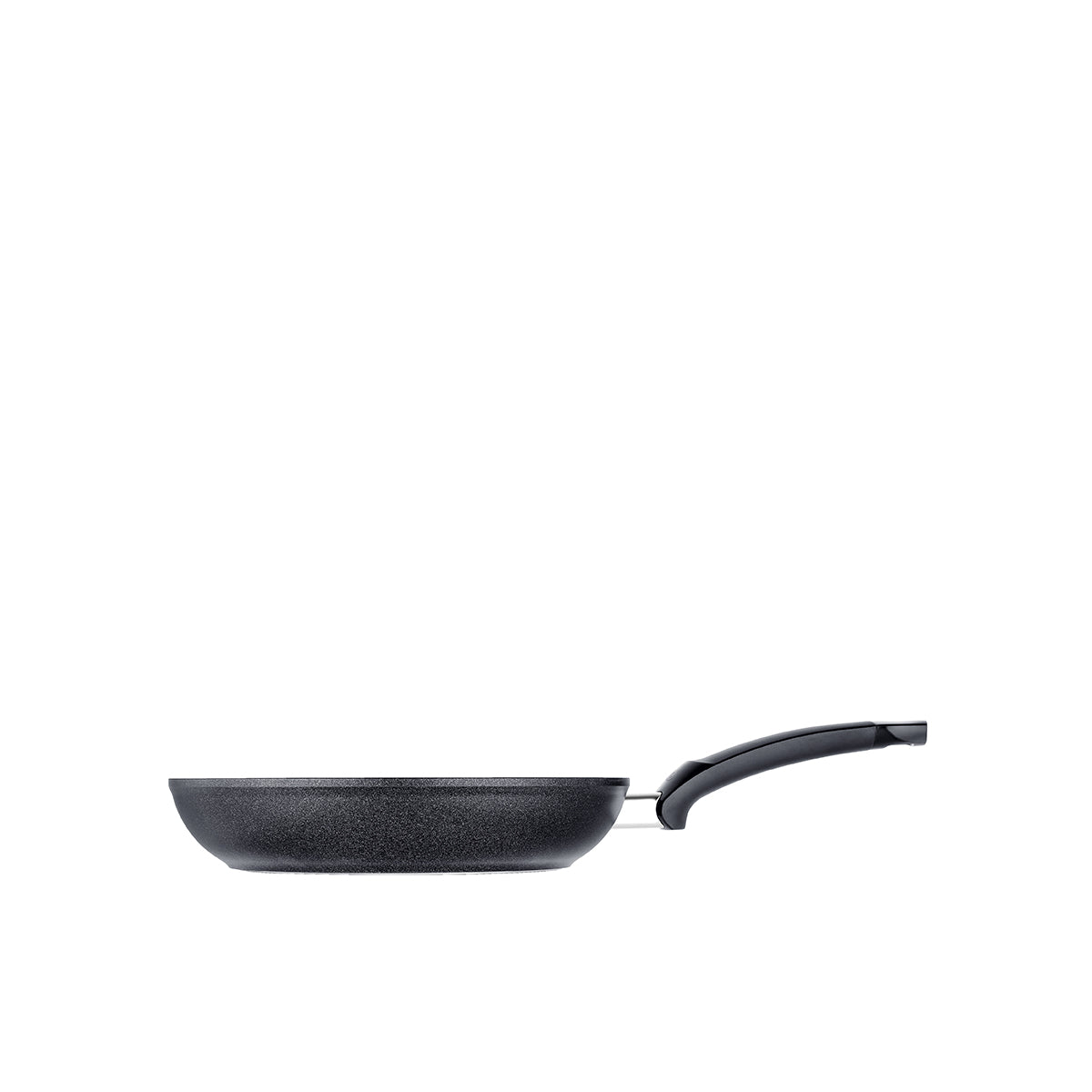 Fissler Levital®+ Classic Bratpfanne in schwarz, aus recyceltem Aluminium mit ergonomischem Griff, abgebildet im Profil auf weiß.