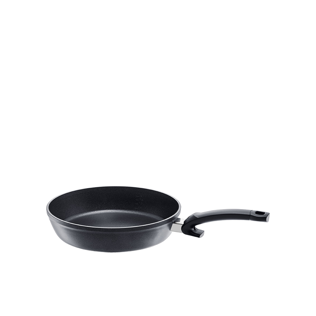 Fissler Levital®+ Comfort Pfanne, eine präzisionsgefertigte schwarze Bratpfanne mit gebogenem Griff, Made in Germany, auf weißem Grund.