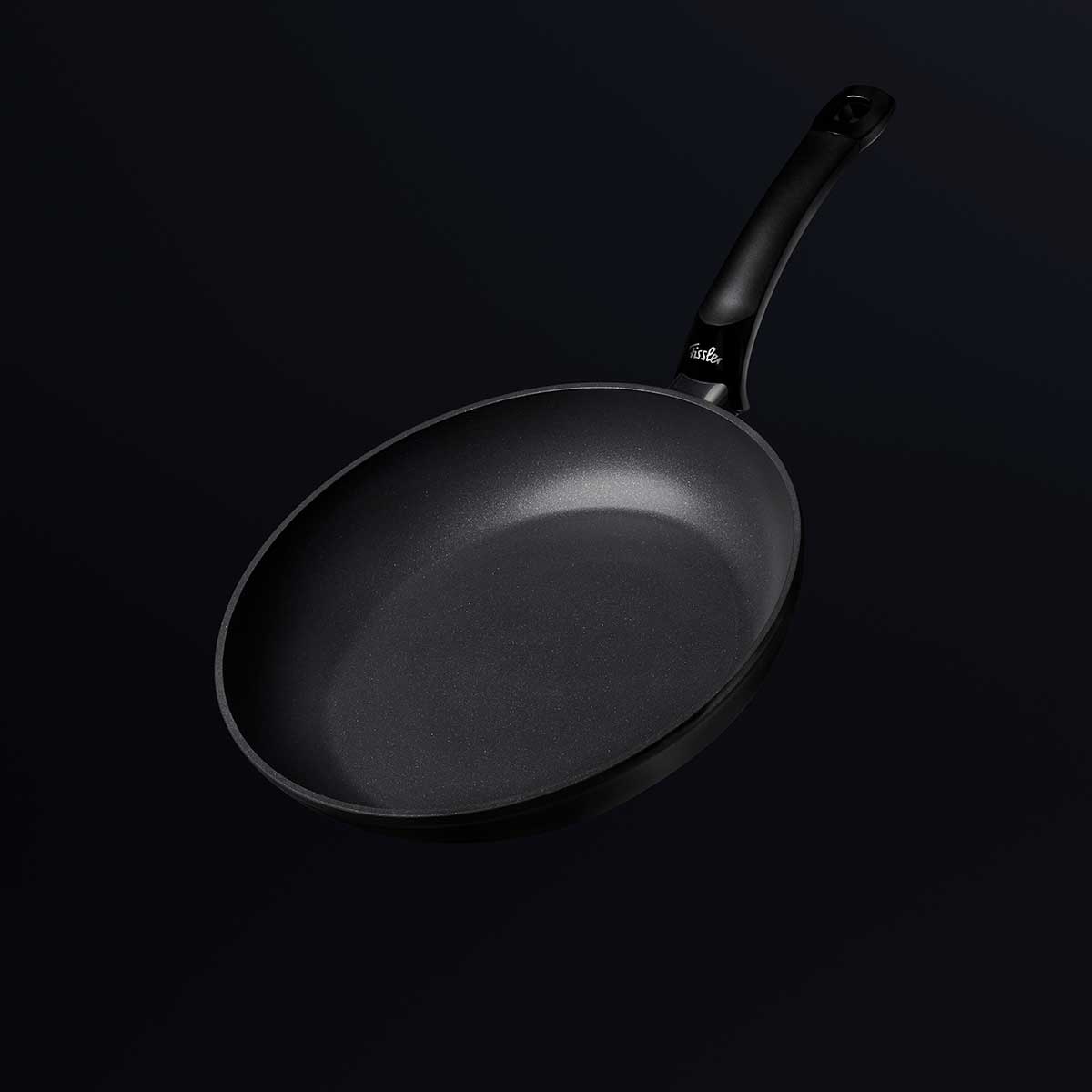 Die Fissler Levital®+ Classic Pfanne, hergestellt aus recyceltem Aluminium, präsentiert modernes deutsches Design mit einem schlanken, geschwungenen Griff.