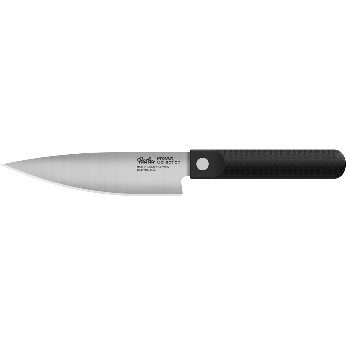 Das Fissler ProCut Kochmesser (16 cm) verkörpert die Präzisionstechnik und das zeitlose Design von Fissler, einer traditionsreichen Marke, die 1845 gegründet wurde. Dieses hochwertige Küchenmesser verfügt über eine spitze Klinge aus extrahartem deutschem Stahl und einen strukturierten schwarzen Griff für optimale Handhabung und wird elegant vor einem weißen Hintergrund präsentiert.