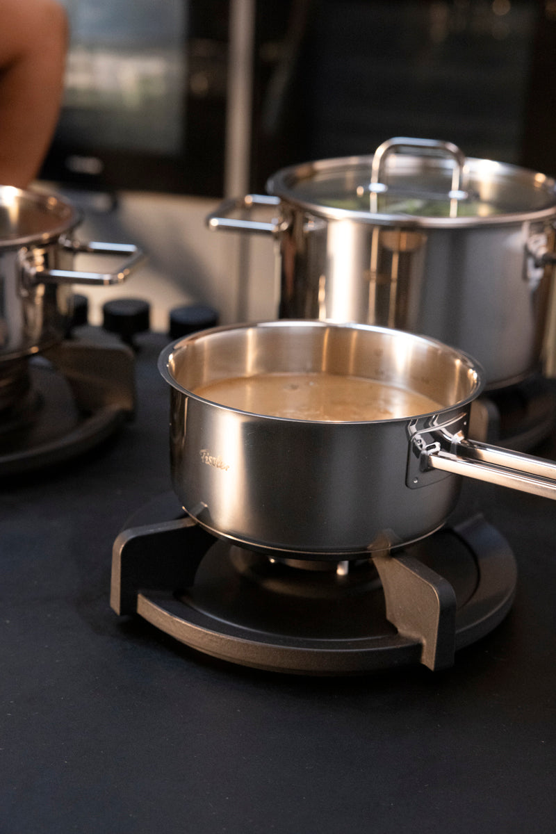 Die Fissler Viseo® Pro Stielkasserolle 16 cm heizt auf einem Elektroherd, zeitloses Design mit anderen Fissler Töpfen im Blick.