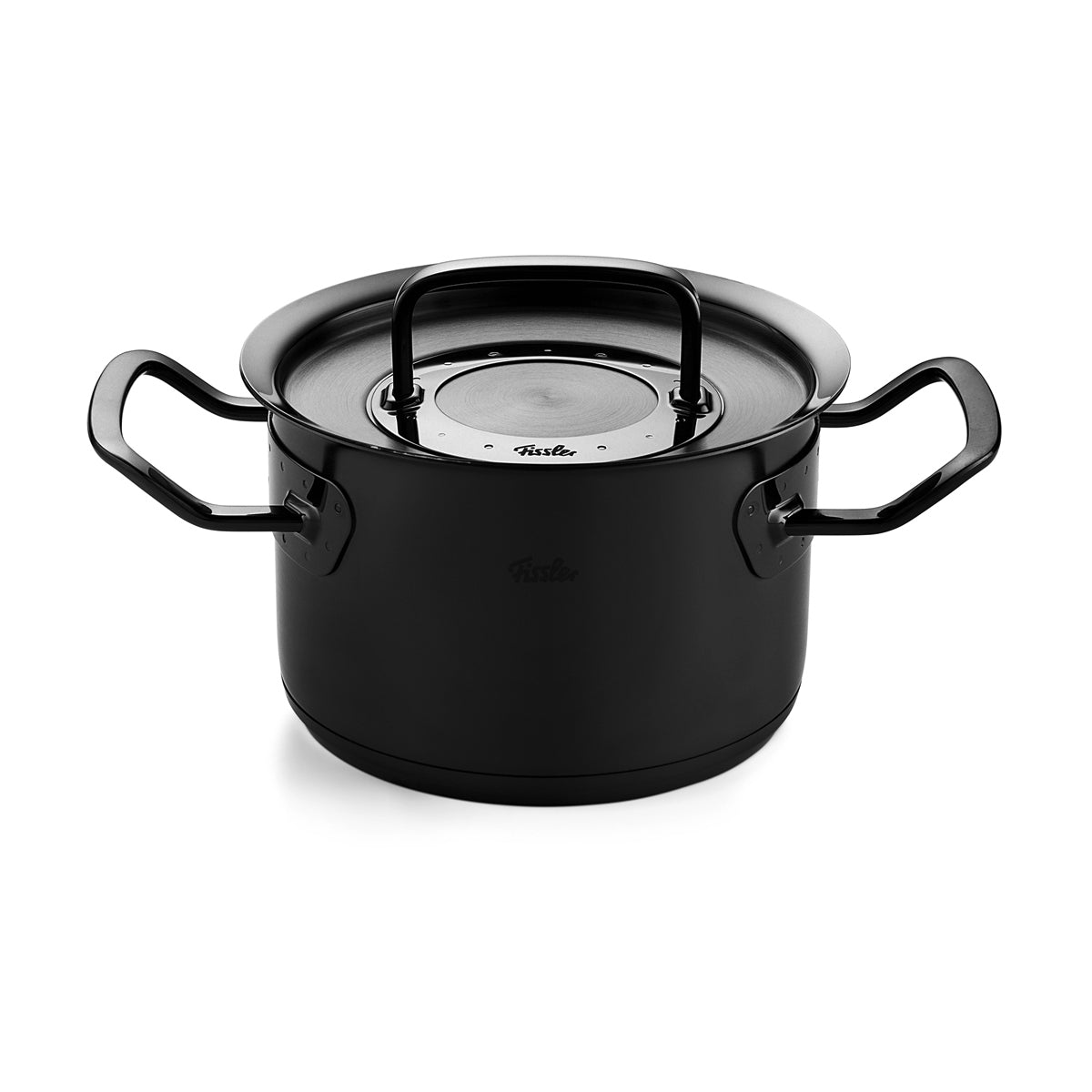 Fissler Original-Profi Collection® Shadowline-Topf in Schwarz mit Metalldeckel und stabilen Griffen, der deutsche Präzisionsarbeit zeigt.