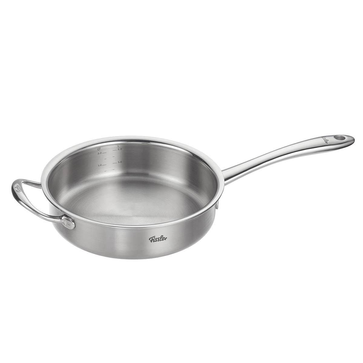 Fissler M5 Pro-Ply Sautépfanne aus recyceltem Edelstahl, mit Deckel, Skala, Griffen. Modernes Design auf weißem Hintergrund.