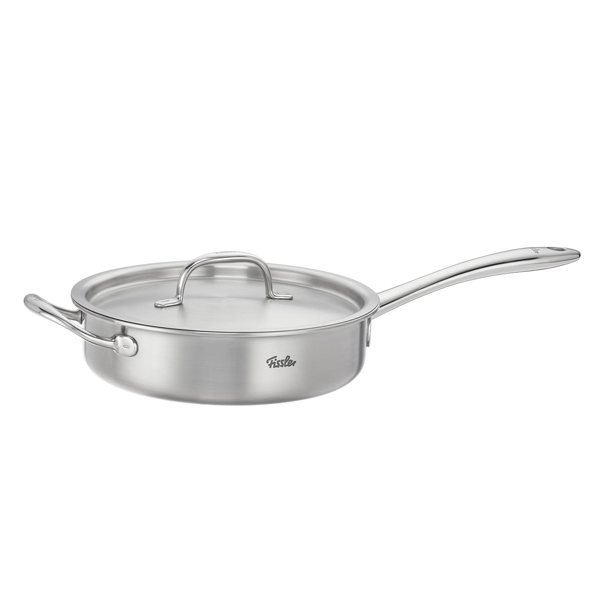 Fissler M5 Pro-Ply Sautépan mit Metalldeckel, hergestellt aus recyceltem Edelstahl, induktionsgeeignet, glatte Oberfläche, ikonisches Logo.