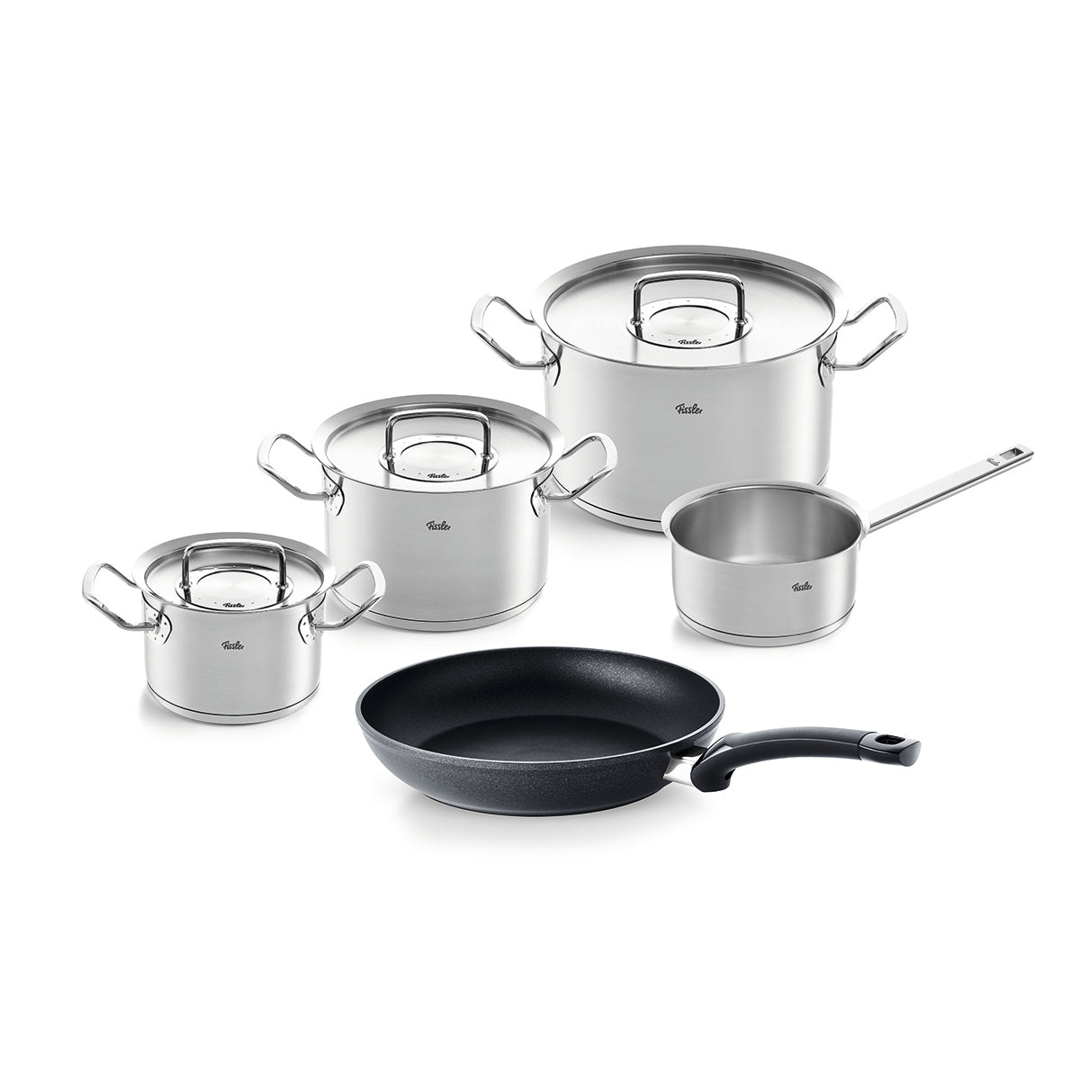 Erleben Sie die deutsche Ingenieurskunst von Fissler mit dem 5-teiligen Topfset aus der Original-Profi Collection® und der Levital®+ Classic-Pfanne (26 cm). Abgebildet sind drei hochwertige Edelstahltöpfe mit Deckel, ein langstieliger Topf mit unserem innovativen Cookstar-Allherdboden für optimale Wärmeverteilung sowie eine 26 cm große Levital®+ Classic-Pfanne mit Antihaftbeschichtung und einem eleganten schwarzen Griff. Jedes Teil spiegelt die bekannte Langlebigkeit, Präzision und das zeitlose Design von