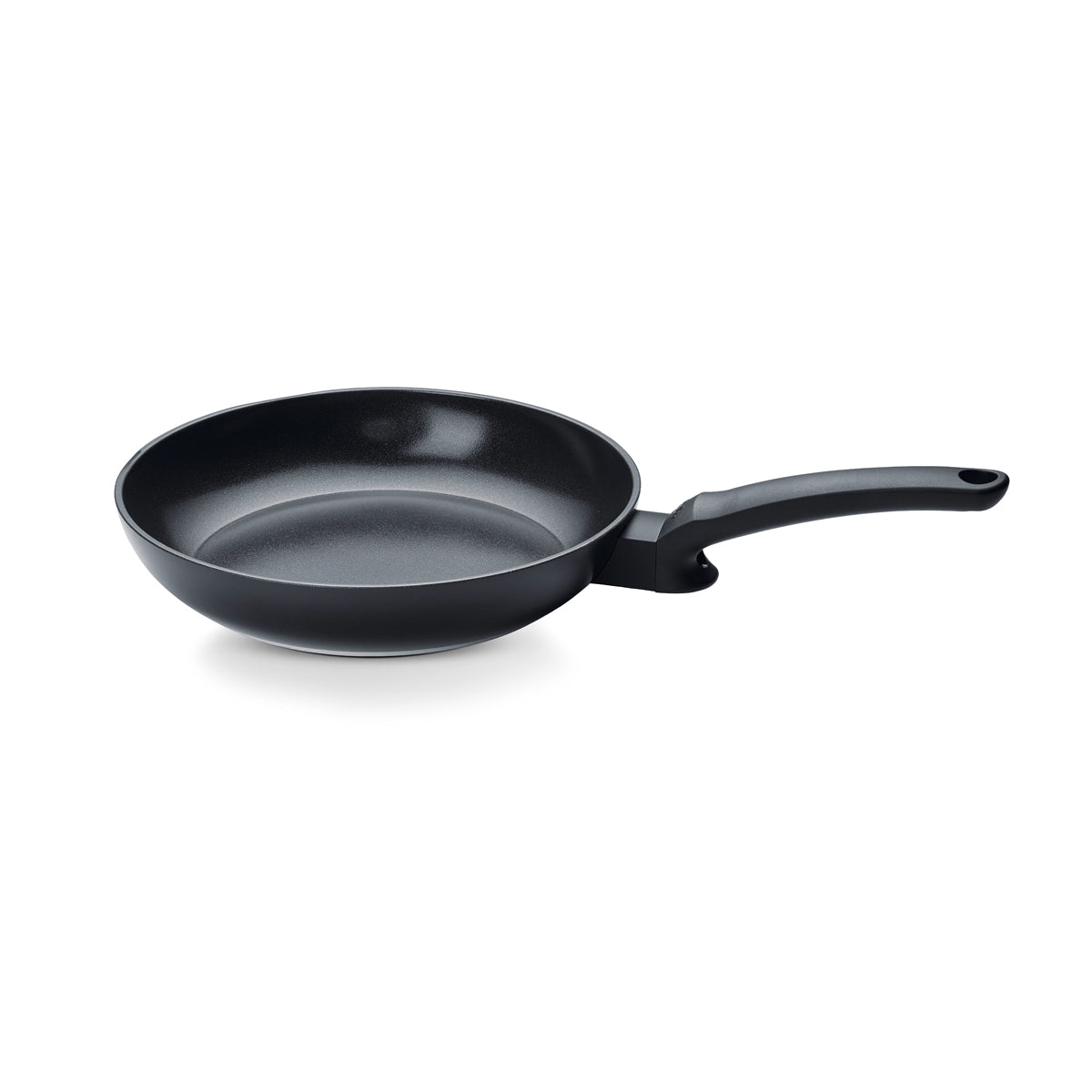 Fissler Ceratal® Evo Classic Pfanne: elegante schwarze Keramikpfanne mit ergonomischem Griff, die deutsche Präzision und Qualität verkörpert.