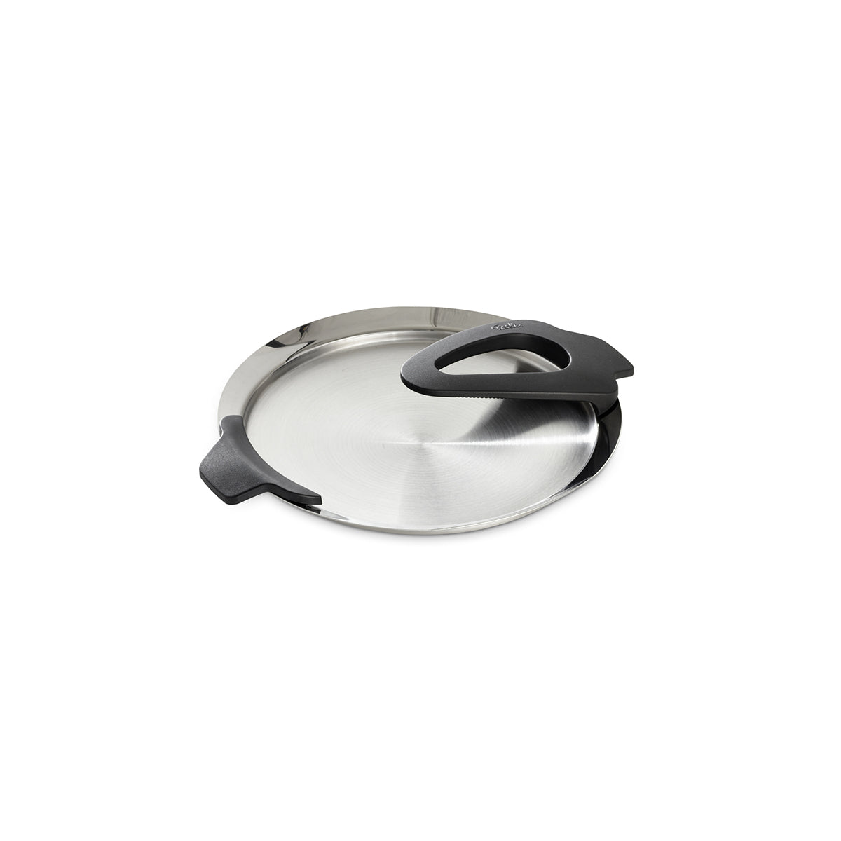 Fissler Intensa® schwarzer Metalldeckel, 16 cm, präzisionsgefertigt mit ergonomischem schwarzen Griff. Deutsche Qualität auf weißem Grund.