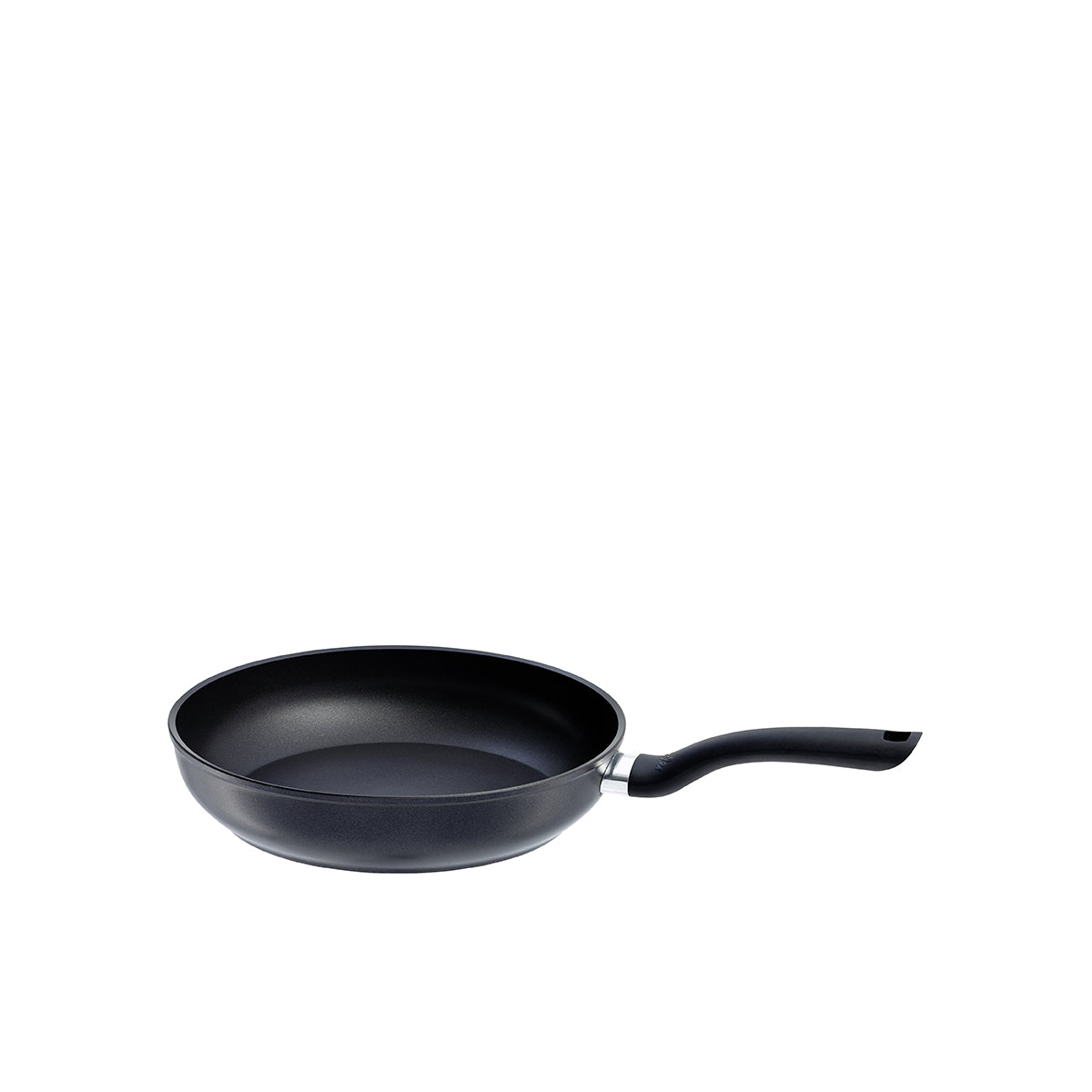 Die Fissler Cenit® Induktionspfanne in Schwarz, mit Antihaftbeschichtung und ergonomischem Griff, zeigt deutsche Qualität auf weißem Grund.